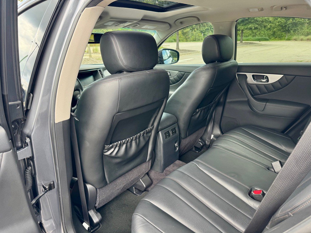 2016 INFINITI QX70 Image 16