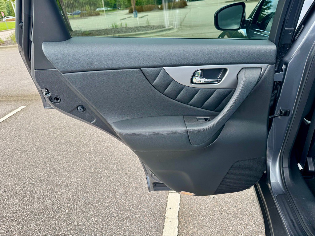 2016 INFINITI QX70 Image 17