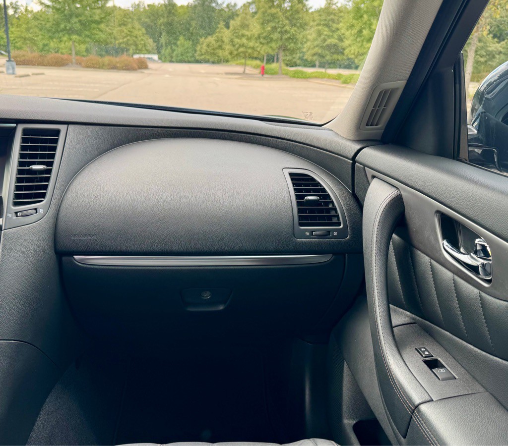 2016 INFINITI QX70 Image 21