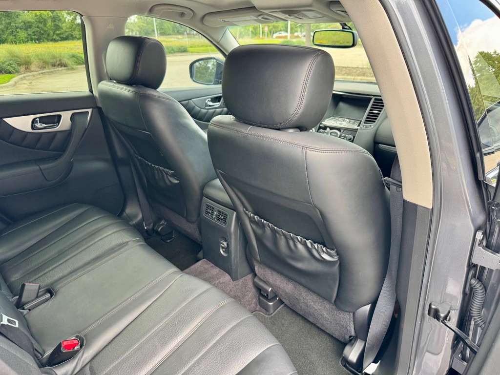 2016 INFINITI QX70 Image 24
