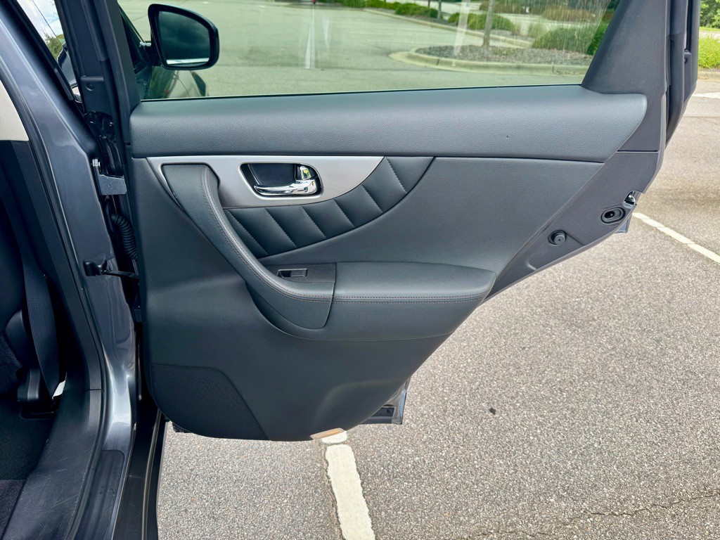 2016 INFINITI QX70 Image 25