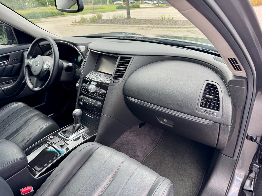 2016 INFINITI QX70 Image 27