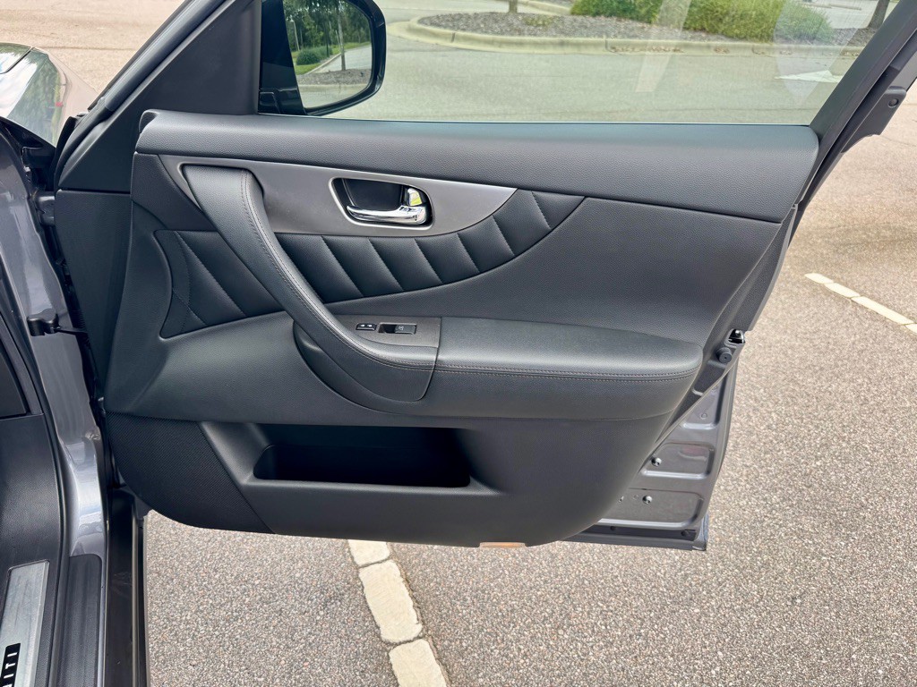 2016 INFINITI QX70 Image 28