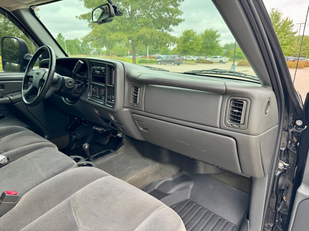 2004 GMC Sierra Image 17
