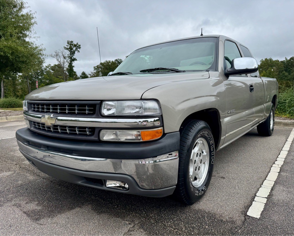 2002 Chevrolet Silverado 1500 Image 1