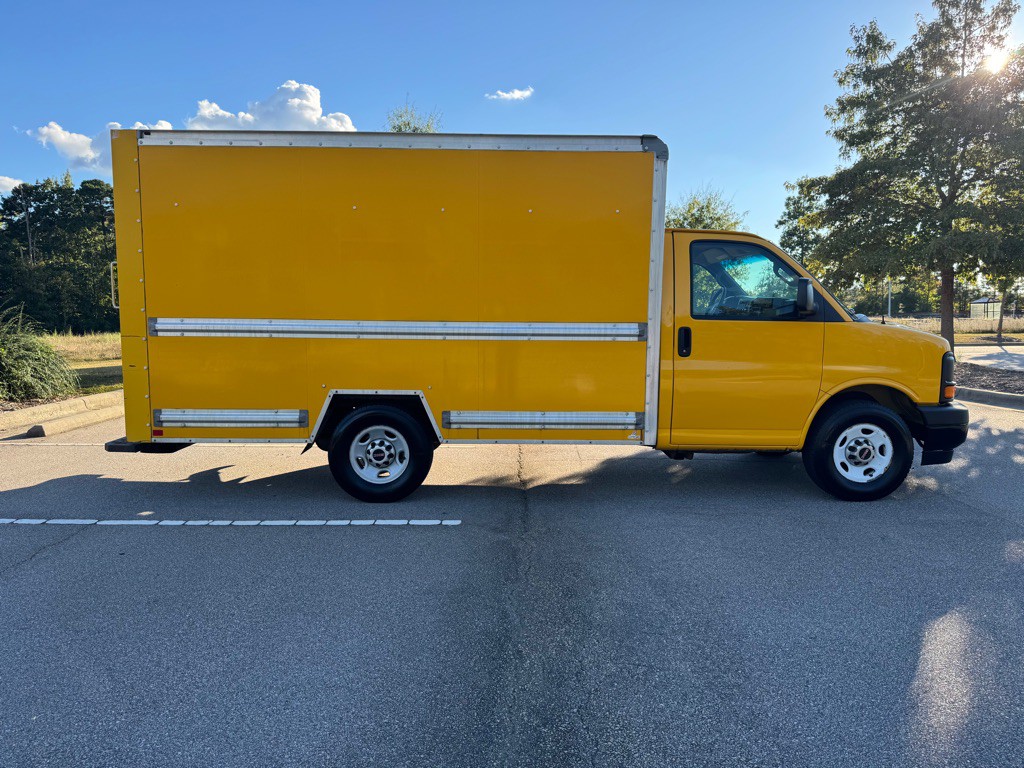 2017 GMC Savana Image 4