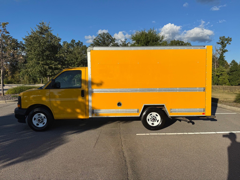 2017 GMC Savana Image 8