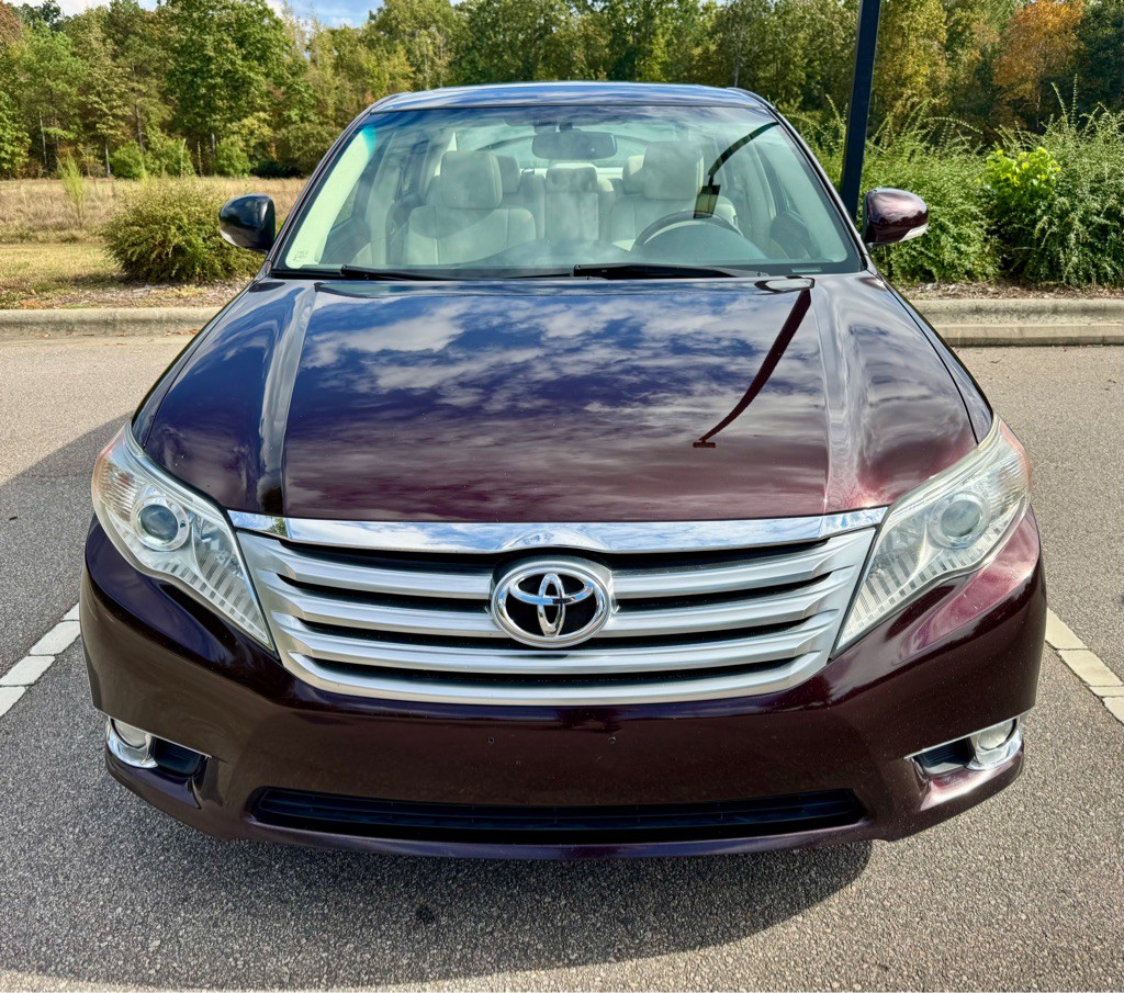 2011 Toyota Avalon Image 2