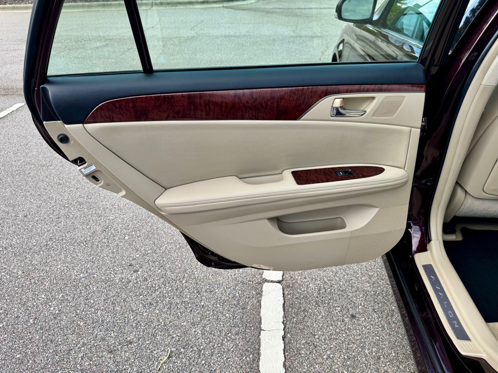 2011 Toyota Avalon Image 16