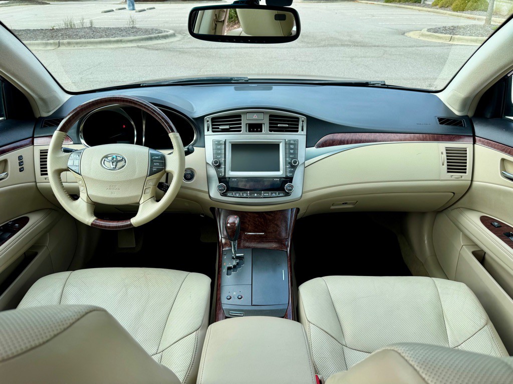 2011 Toyota Avalon Image 17