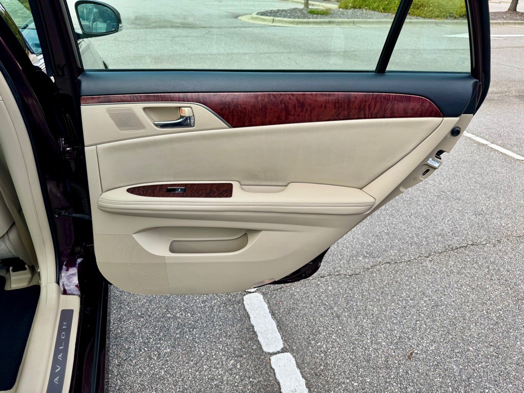 2011 Toyota Avalon Image 24
