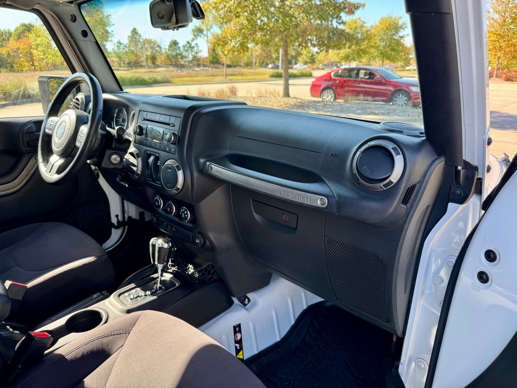 2015 Jeep Wrangler Image 14