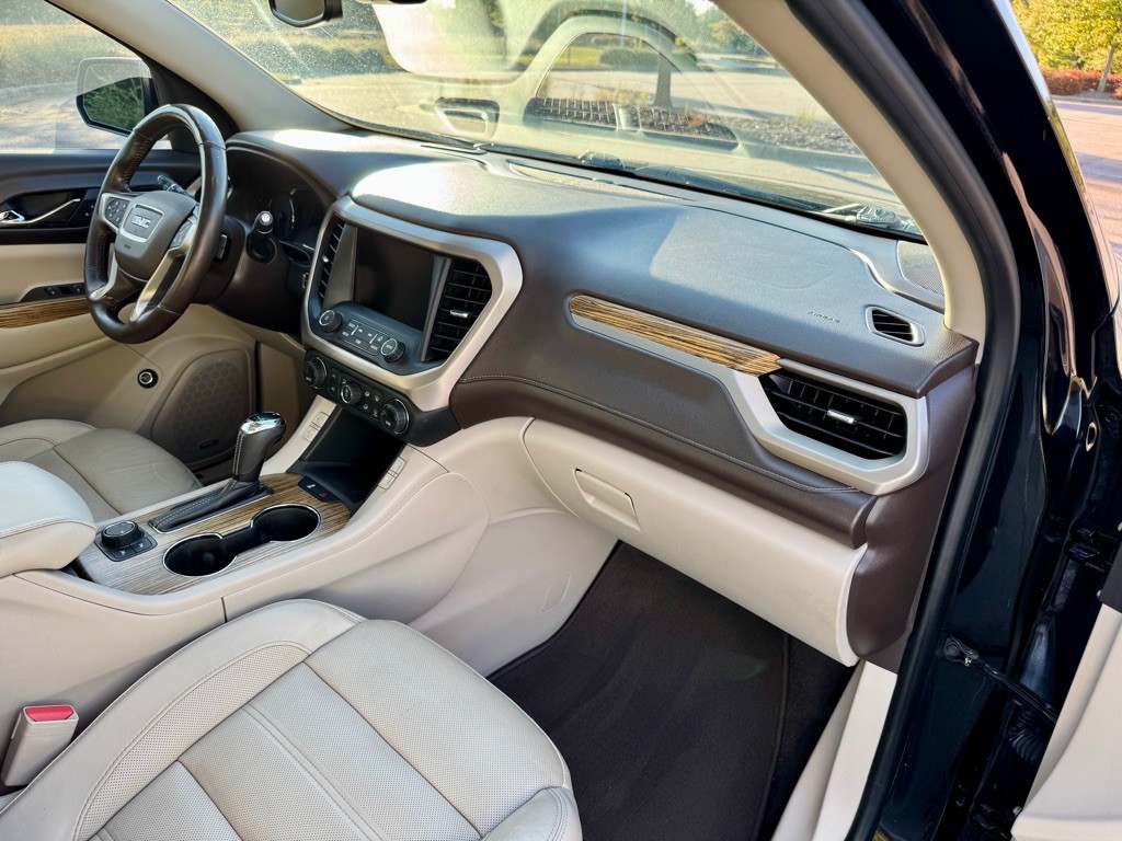 2017 GMC Acadia Image 30
