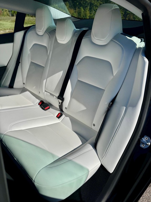 2025 Tesla Model 3 Image 15