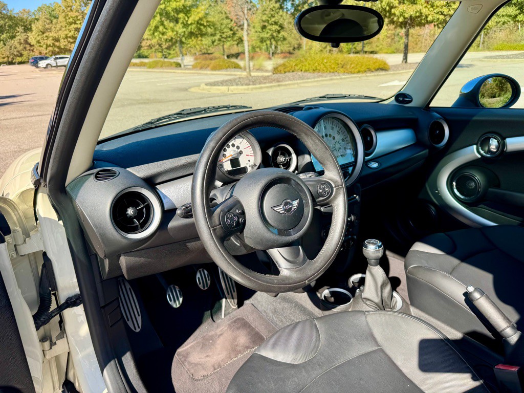 2011 MINI Cooper Image 11