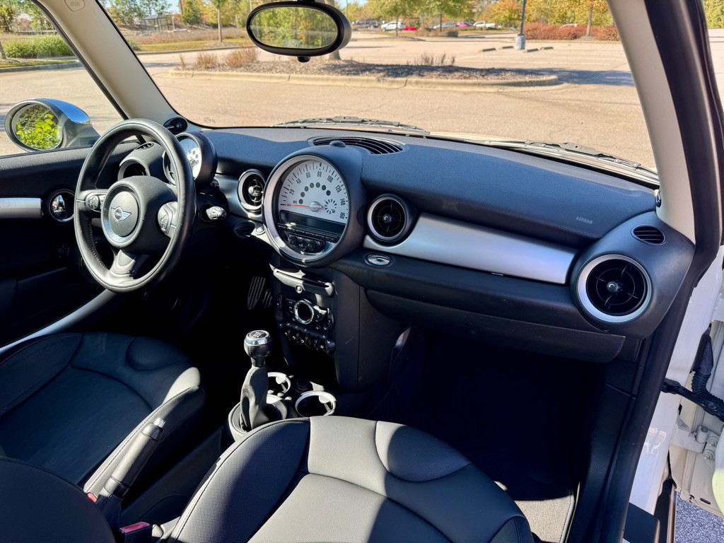 2011 MINI Cooper Image 16