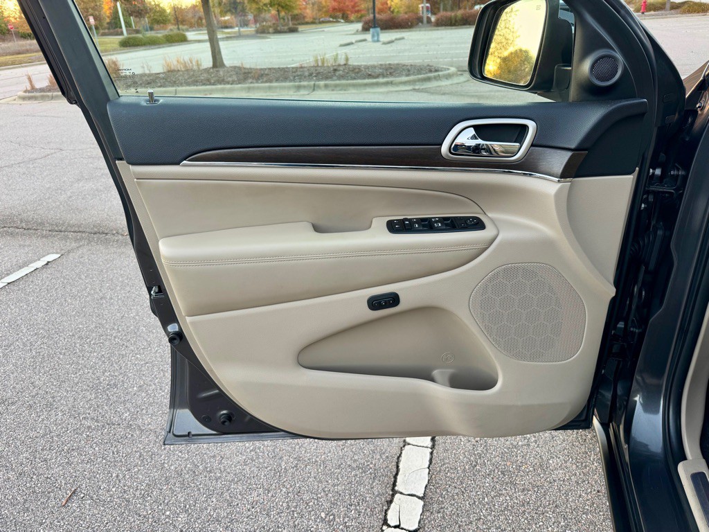 2017 Jeep Grand Cherokee Image 11