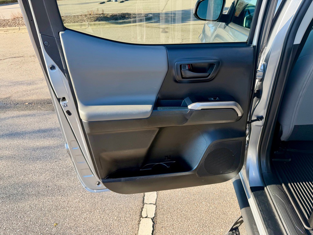 2018 Toyota Tacoma Image 17