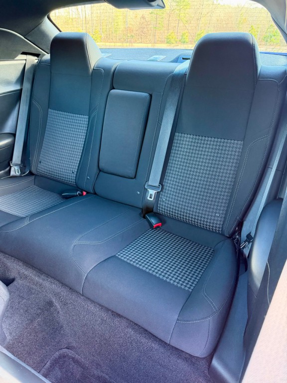 2016 Dodge Challenger Image 12