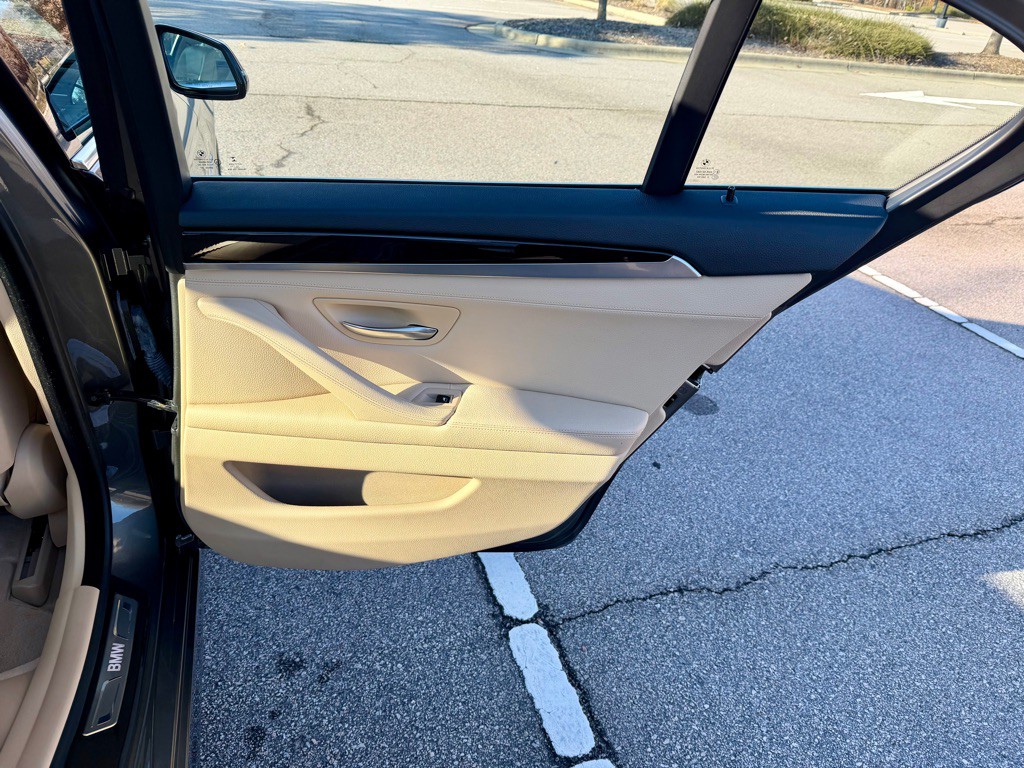 2014 BMW 5 Series Image 25