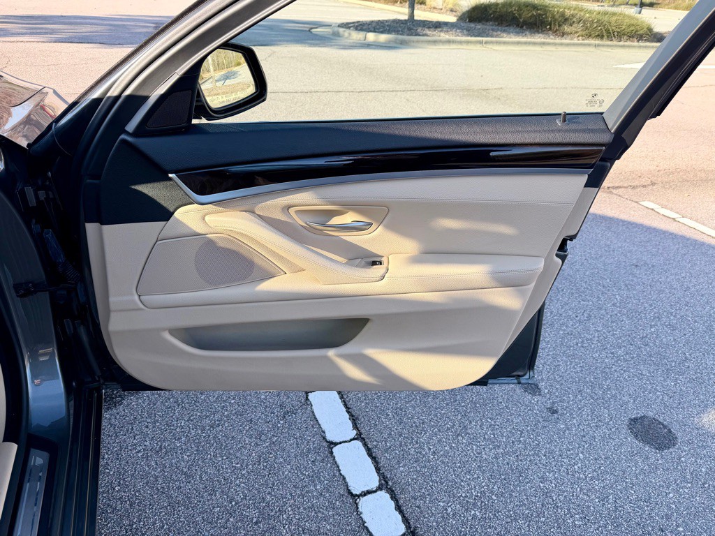 2014 BMW 5 Series Image 29