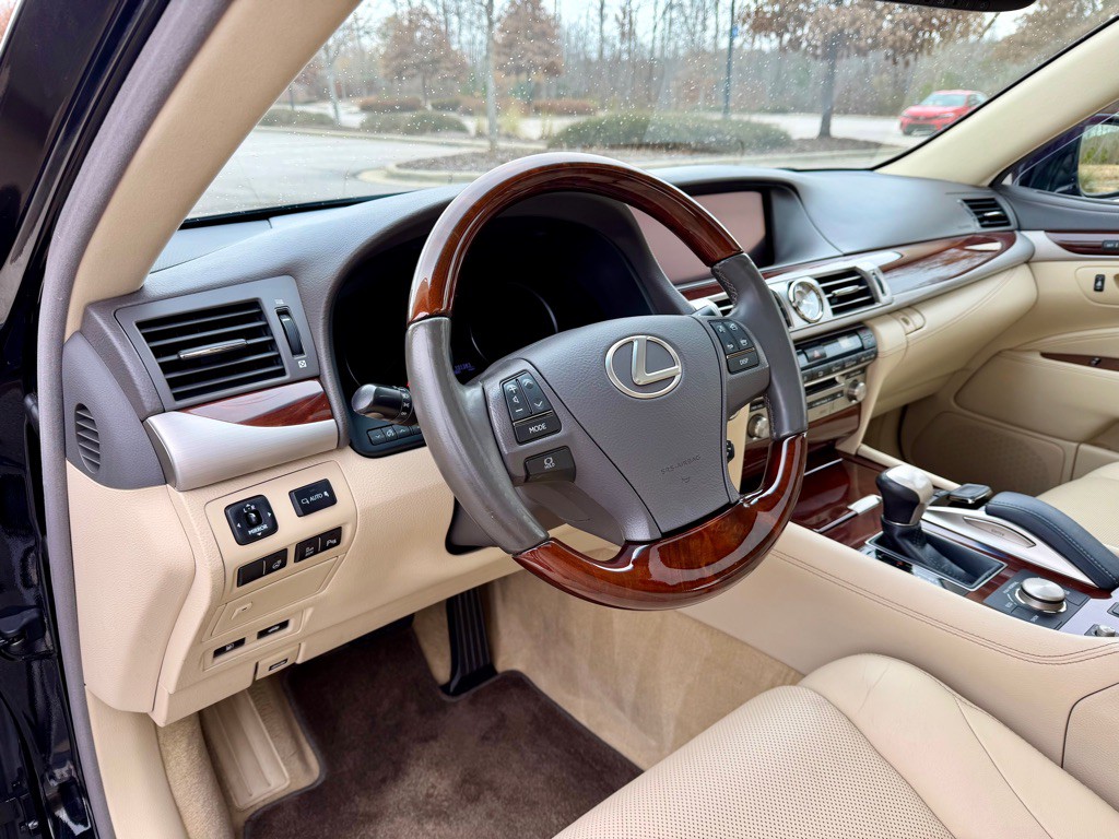 2016 Lexus LS Image 11