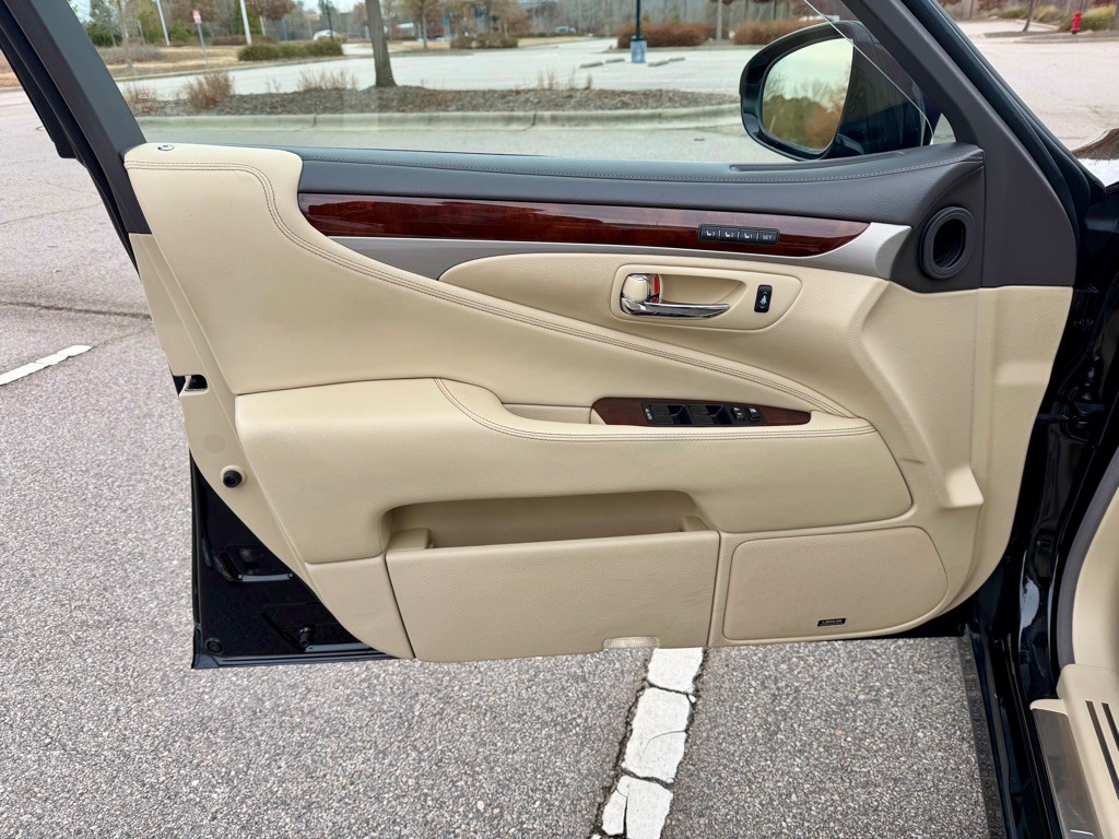 2016 Lexus LS Image 12