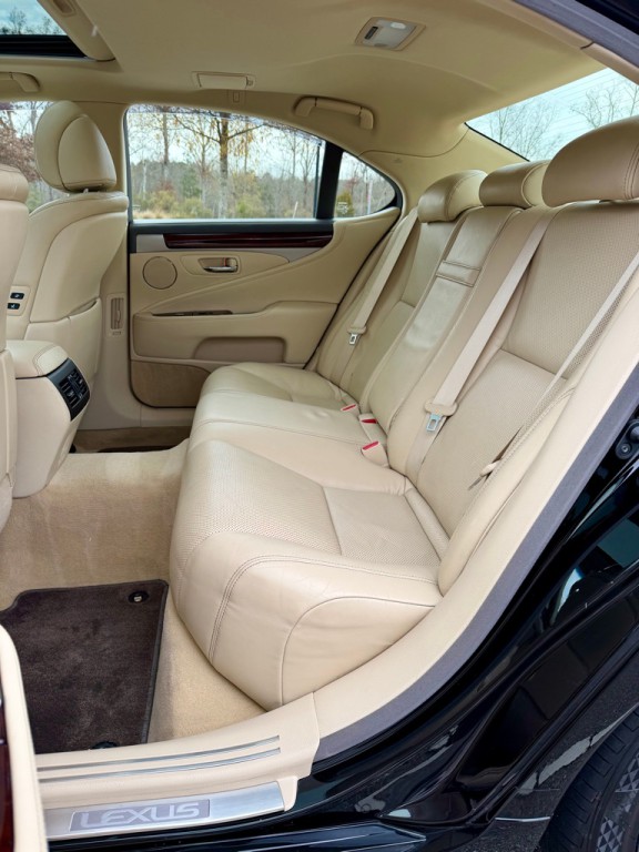 2016 Lexus LS Image 13