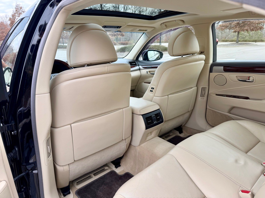 2016 Lexus LS Image 15