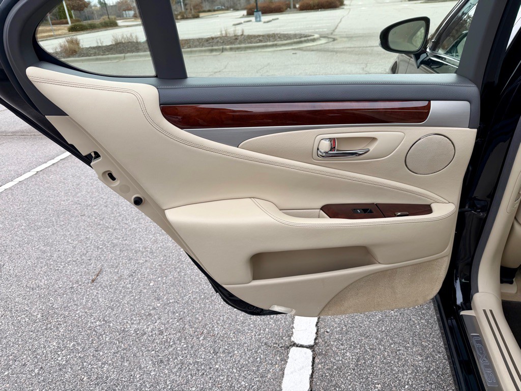 2016 Lexus LS Image 16