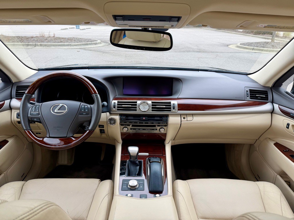 2016 Lexus LS Image 17