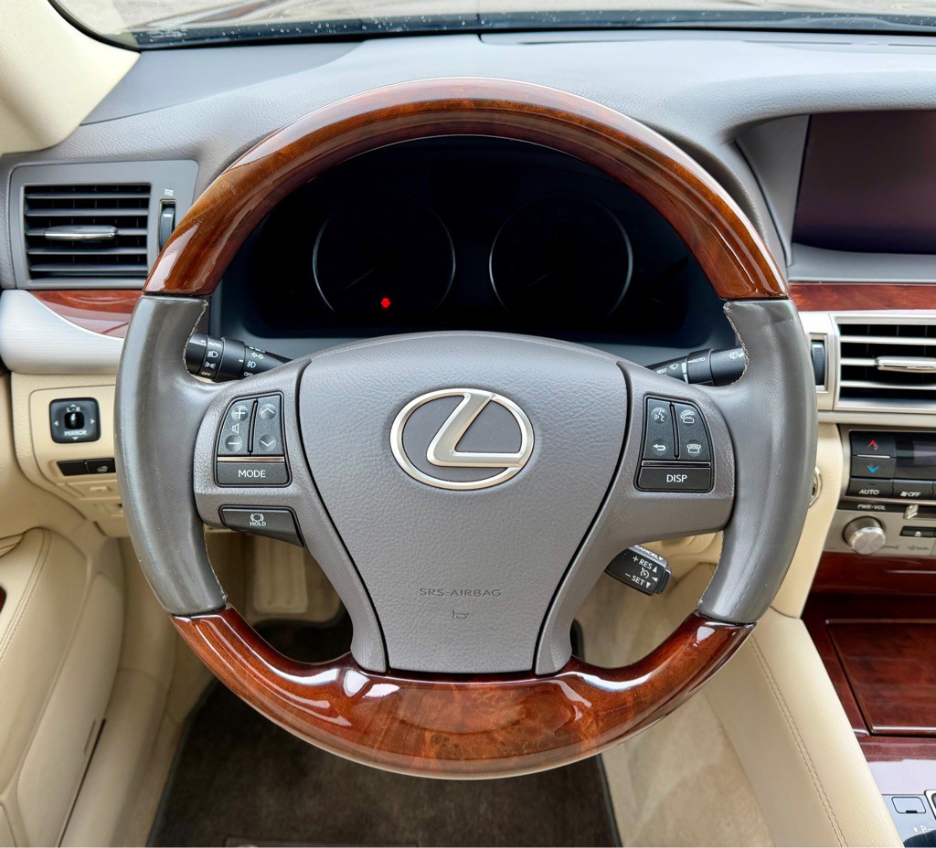 2016 Lexus LS Image 18