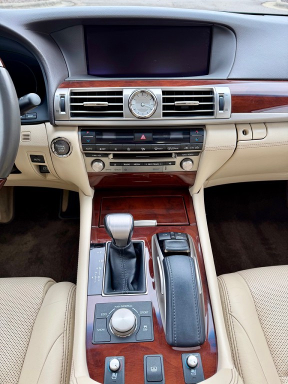2016 Lexus LS Image 19