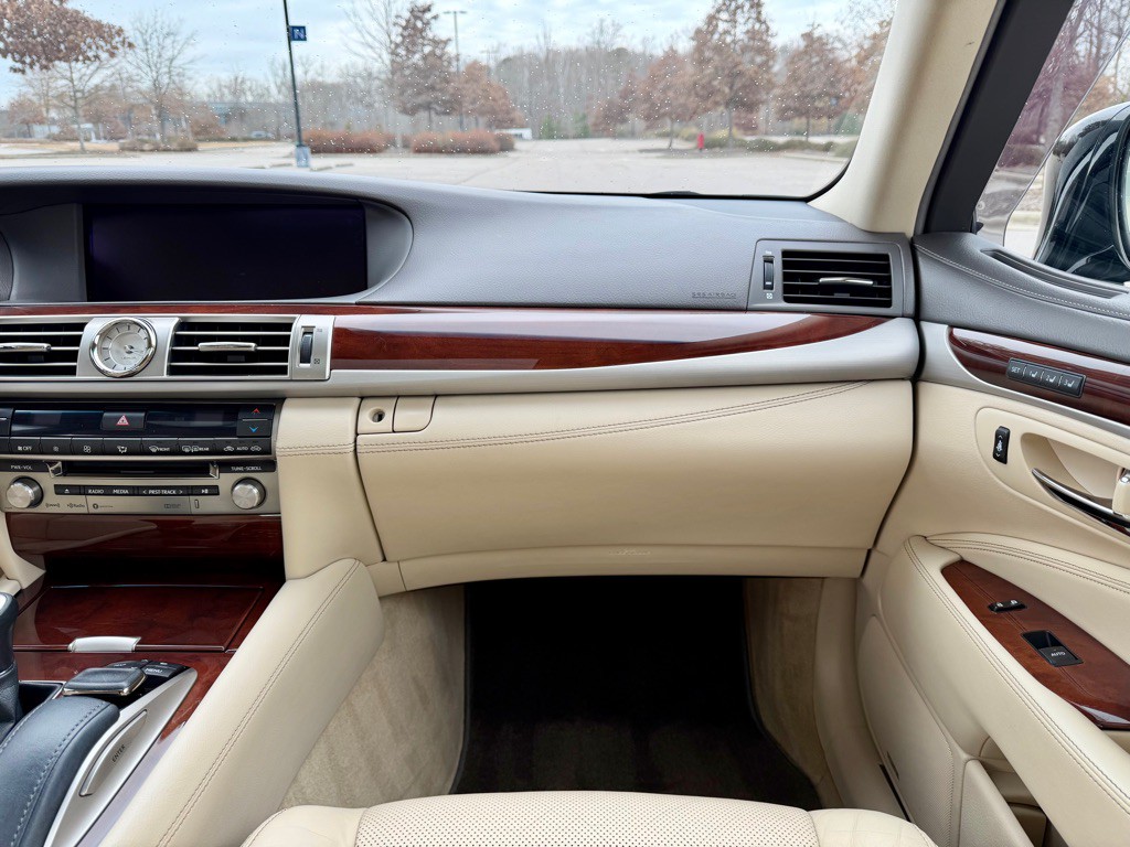 2016 Lexus LS Image 20