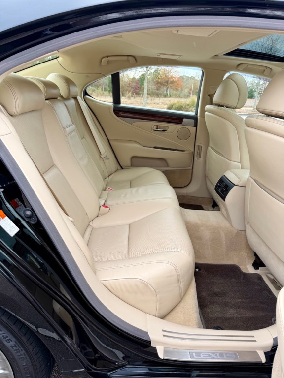 2016 Lexus LS Image 21