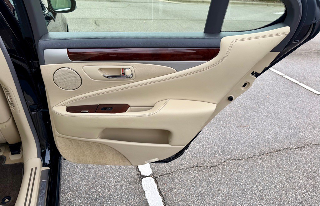 2016 Lexus LS Image 24