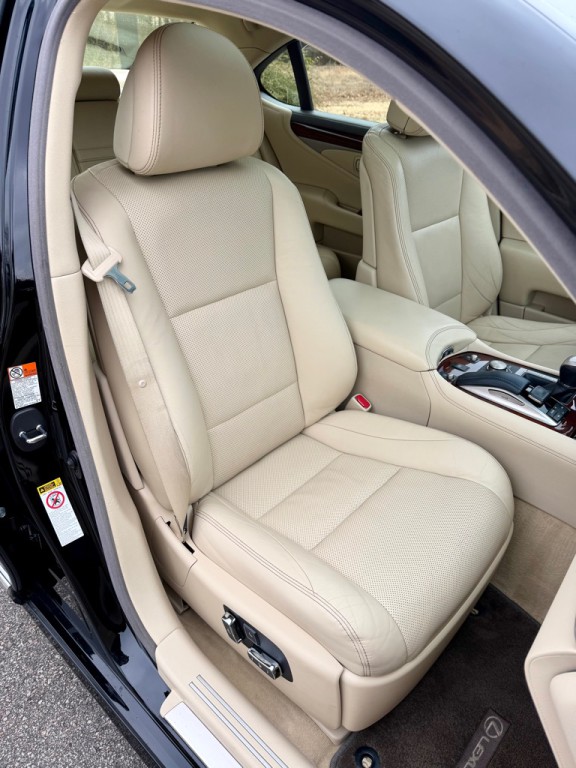 2016 Lexus LS Image 26