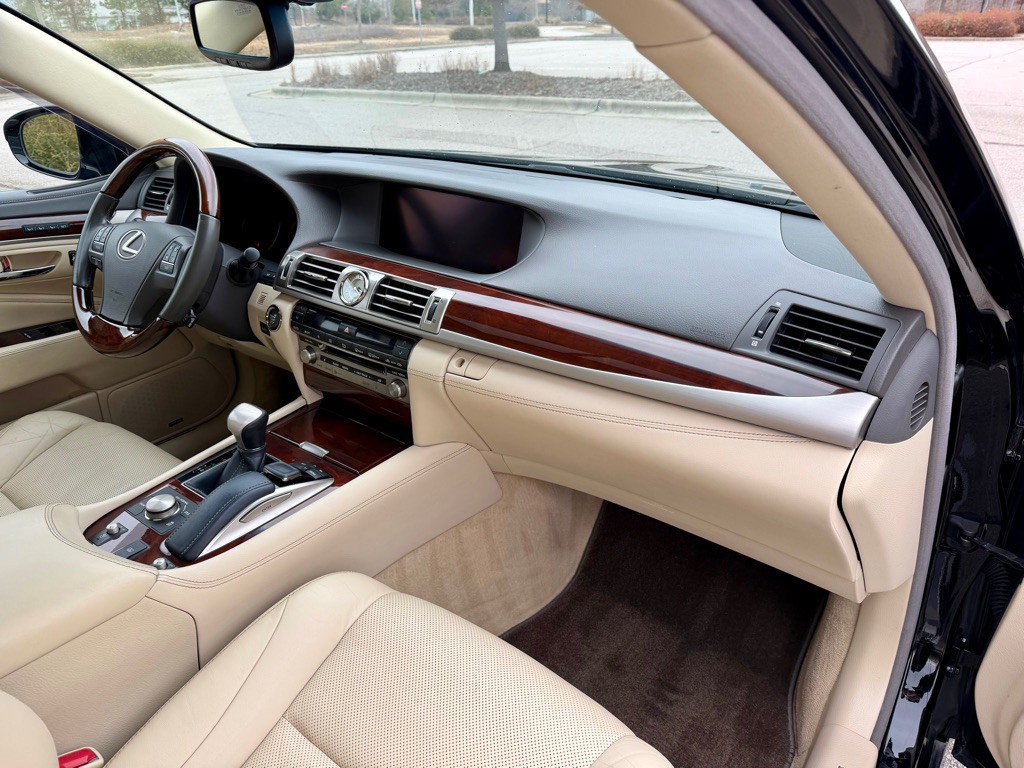 2016 Lexus LS Image 27