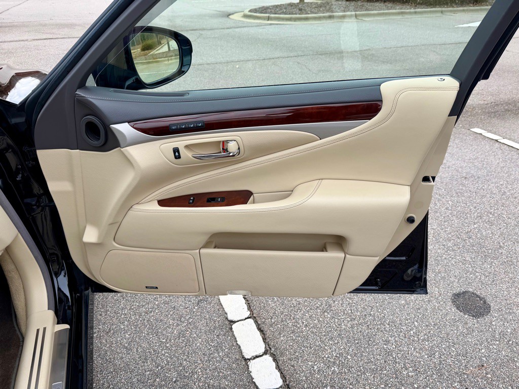 2016 Lexus LS Image 28