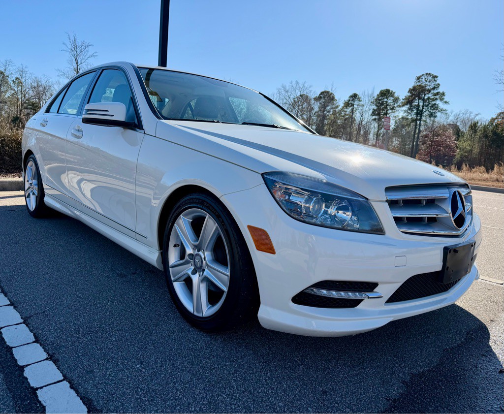 2011 Mercedes-Benz C-Class Image 3