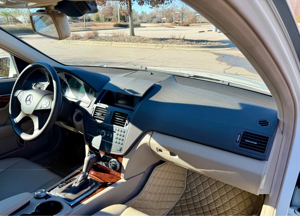 2011 Mercedes-Benz C-Class Image 24