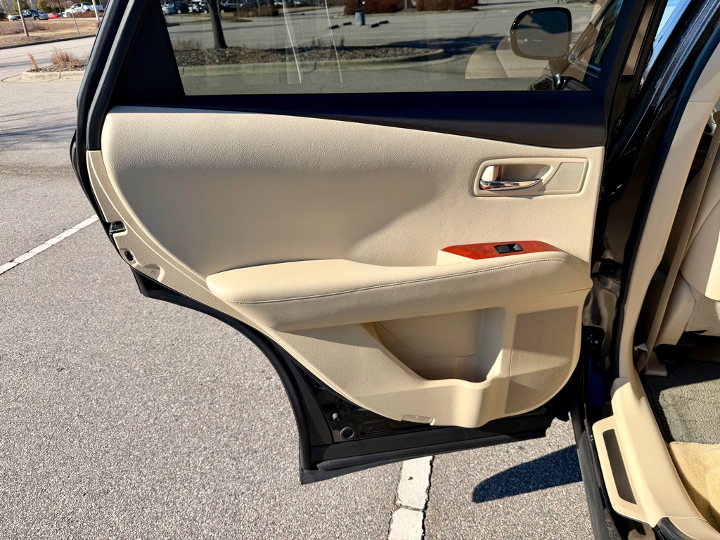 2011 Lexus RX Image 17