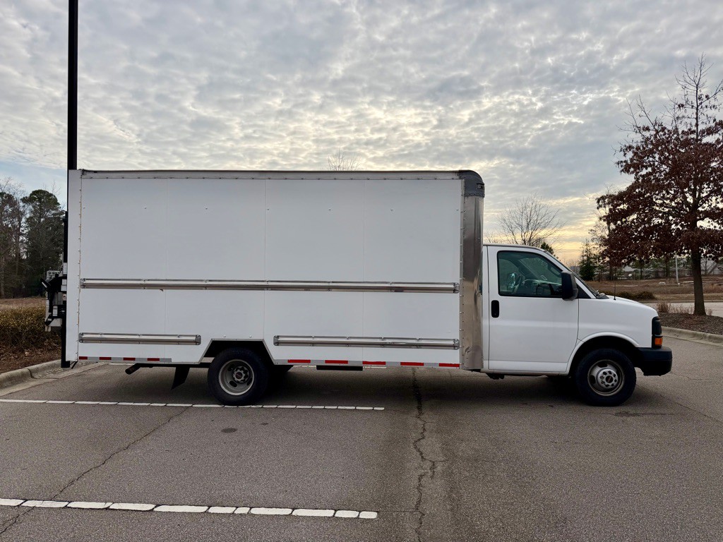 2016 GMC Savana Image 4