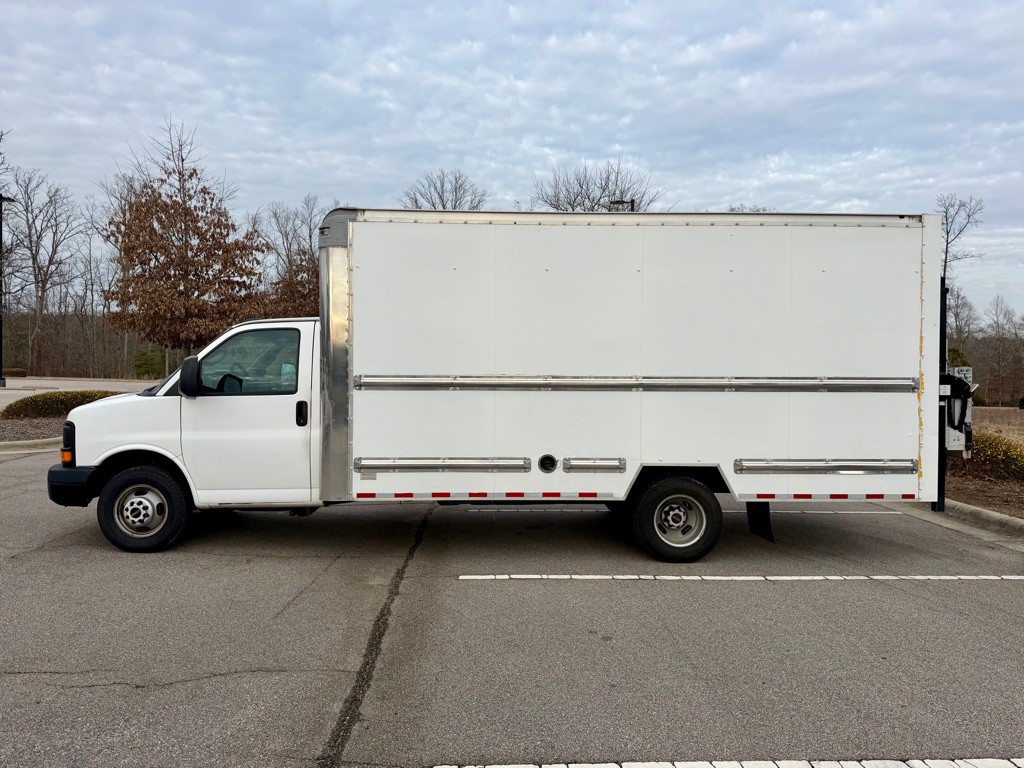 2016 GMC Savana Image 8