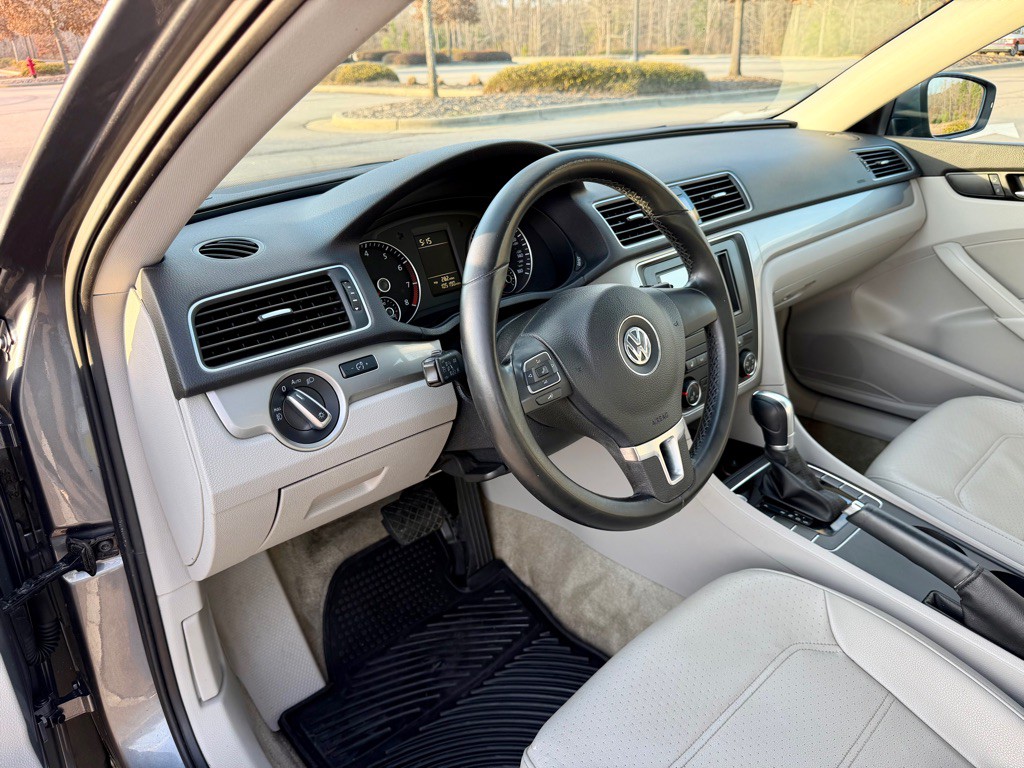 2015 Volkswagen Passat Image 12