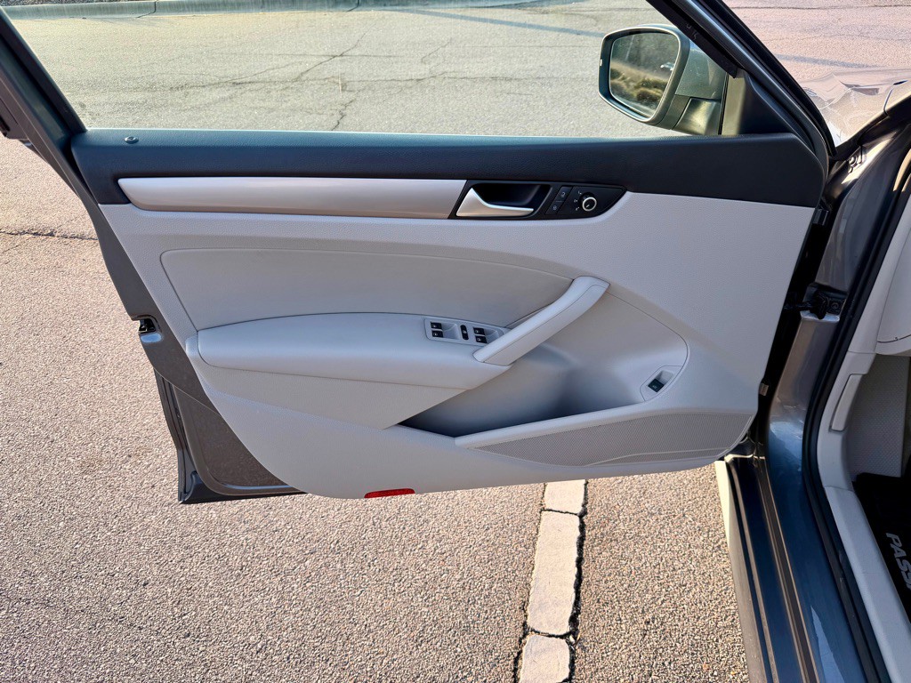 2015 Volkswagen Passat Image 13