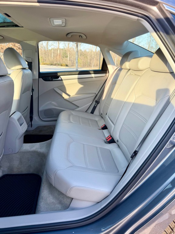 2015 Volkswagen Passat Image 14