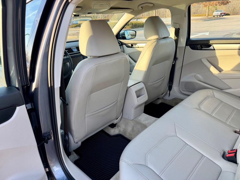 2015 Volkswagen Passat Image 16
