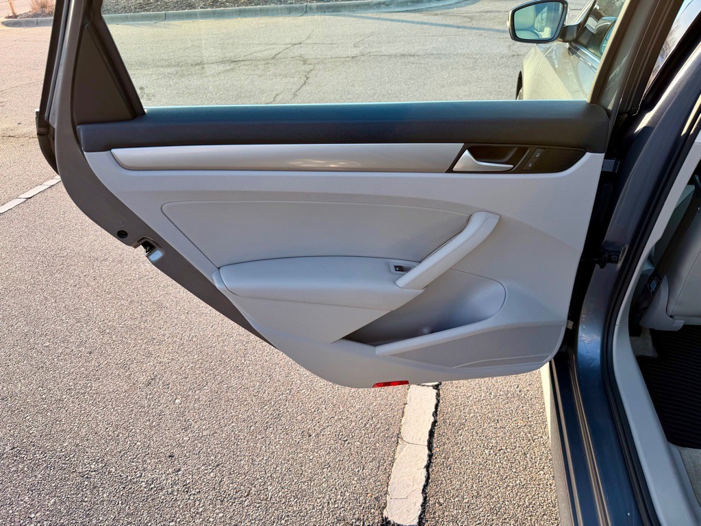 2015 Volkswagen Passat Image 17