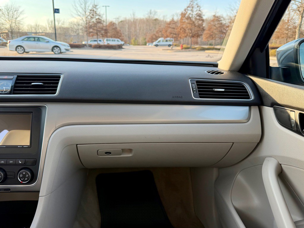 2015 Volkswagen Passat Image 21